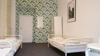 Хостелы Hostel Witt Варшава Трехместный номер с общей ванной комнатой-1