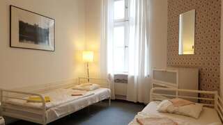 Хостелы Hostel Witt Варшава Двухместный номер с 2 отдельными кроватями и общей ванной комнатой-32